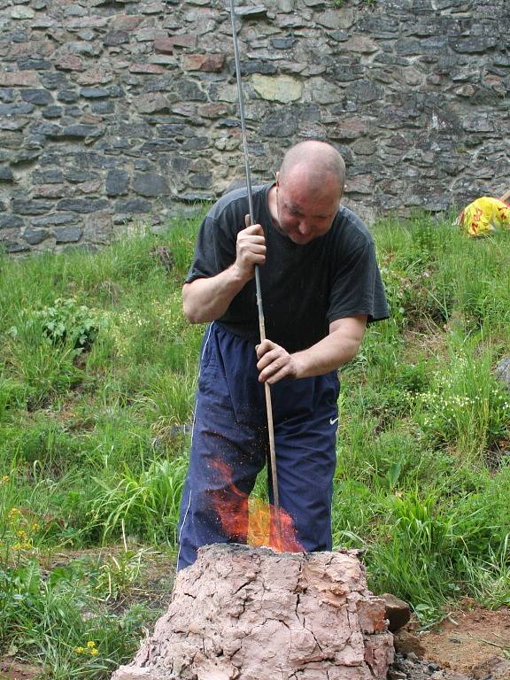 Turisté, kteří o víkendu navštíví Josefovské údolí u Adamova shlédnou ukázky starého železářského řemesla, keramiky a tkalcovství.