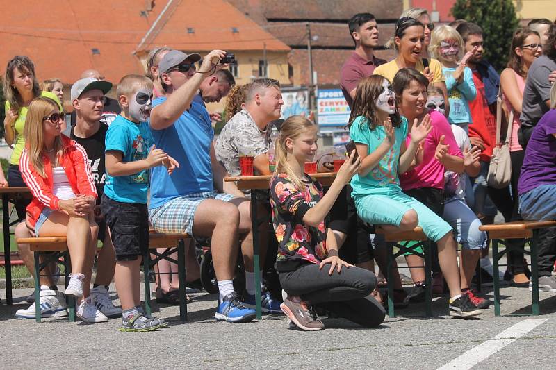 Tahání tahače, převracení obří pneumatiky, aerobik, bojové sporty. To vše a mnohem více nabídl boskovický Strongman.