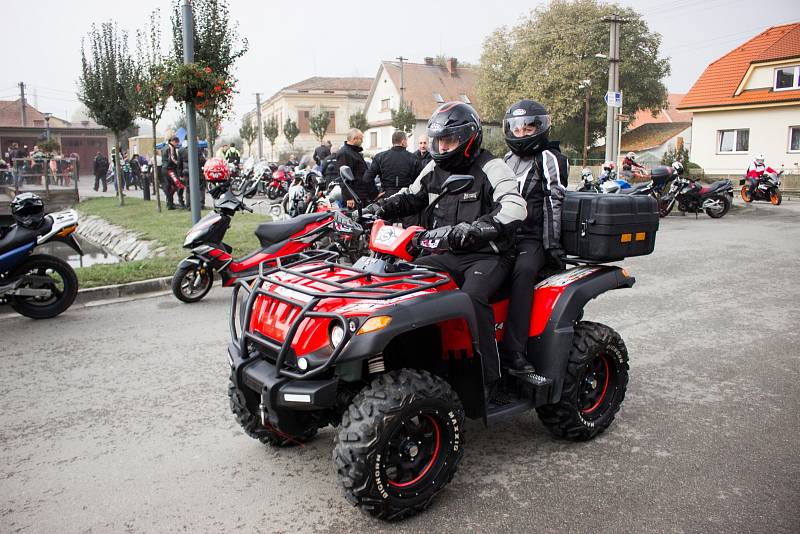 Motorkáři z drnovického Kiliangangu zakončili sezonu. Vyjížďkou a kaskadérskou show.