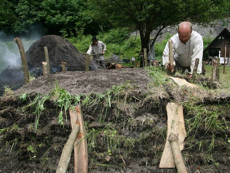 U Staré huti nedaleko Adamova začal několikadenní workshop Historické a prehistorické tavby železa a jeho zpracování.