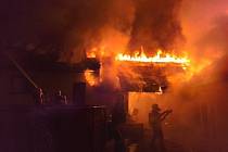 Hasiči v noci na pátek likvidovali požár stodoly v Bukovince na Blanensku.