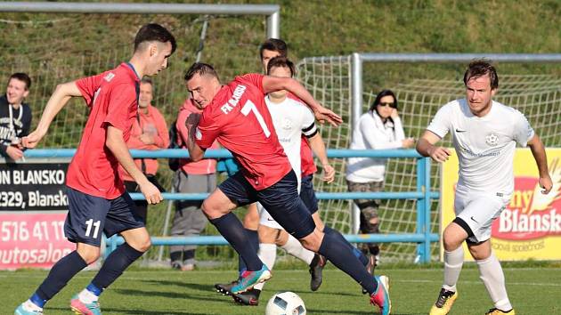 V 11. kole moravskoslezské divize D remizovali fotbalisté FK Blansko (v červeném) s FC Žďas Žďár nad Sázavou 1:1.