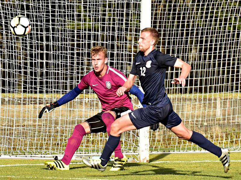 Ve druhém kole Moravskoslezské divize D vyhráli fotbalisté Blanska (modré dresy) v Lanžhotě 1:0.