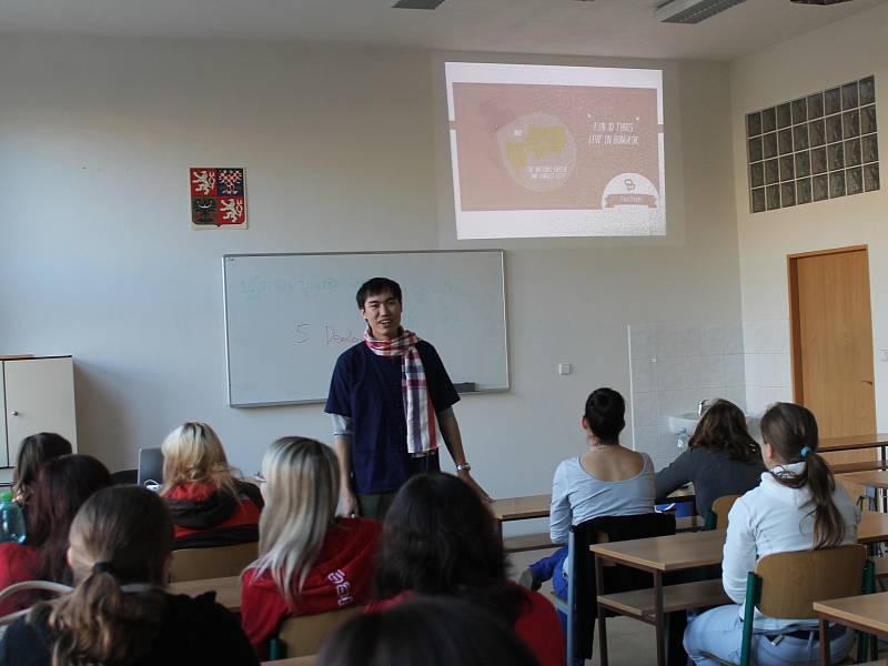 Jedním ze zahraničních stážistů je i thajský vysokoškolák Patiparn Boontarig. Svým studentům představil Thajsko z mnoha úhlů, od klimatických podmínek přes thajské jídlo, thajské festivaly, tradiční thajský tanec, thajskou masáž až po thajský box.