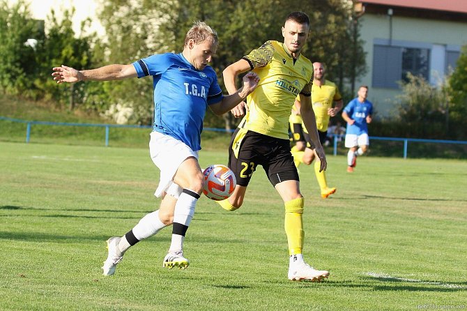 Kunštátští fotbalisté (v modrém) přezimují na sedmé příčce krajského přeboru.