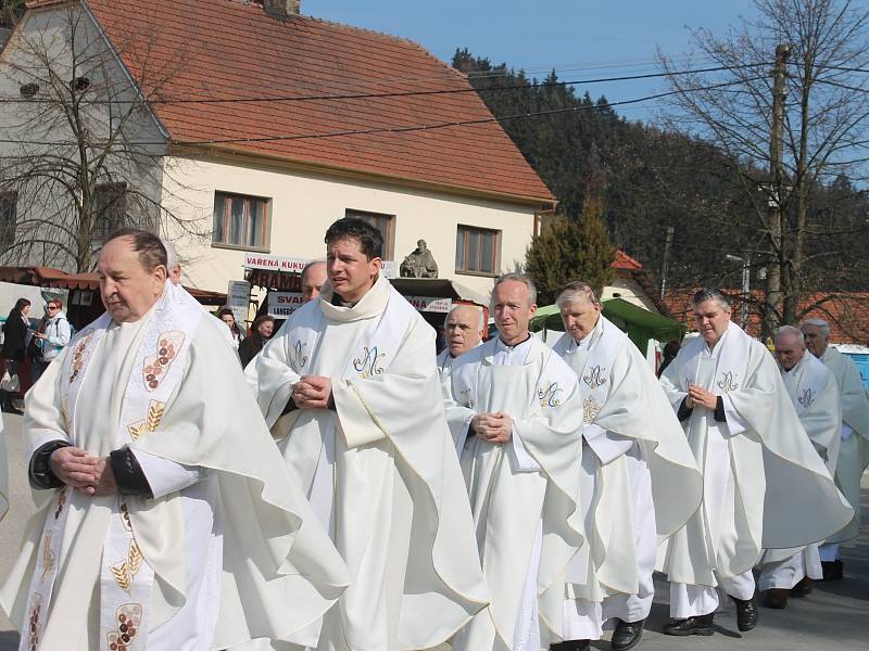 Stovky věřících zavítaly na Květný pátek do Sloupu. Na tradiční pouť.