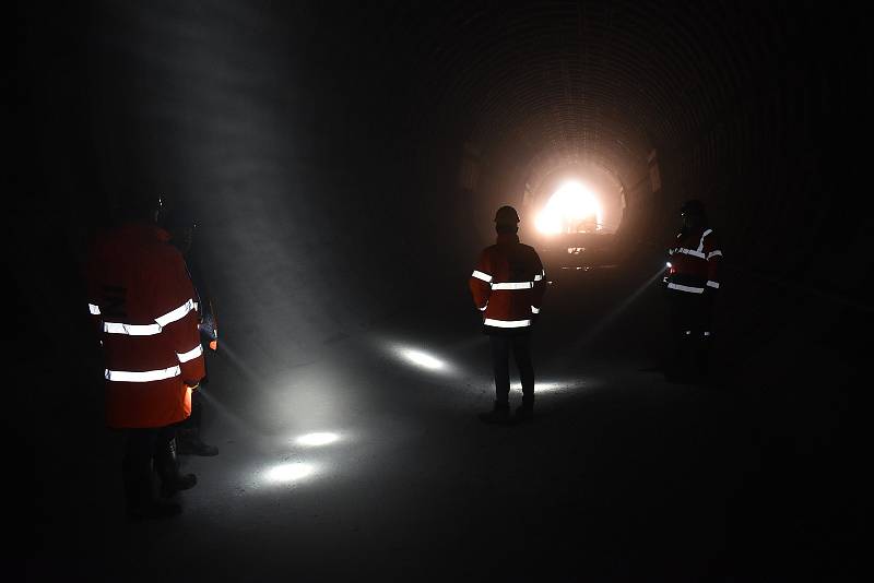 Pod Novým hradem rozšiřují původní tunel. Na skálu použijí také trhavinu.