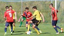 V úvodním utkání nového ročníku Moravskoslezské divize D remizoval FK Blansko (v červeném) se Slovanem Rosice 1:1.