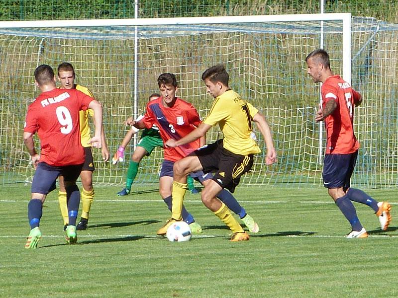 V úvodním utkání nového ročníku Moravskoslezské divize D remizoval FK Blansko (v červeném) se Slovanem Rosice 1:1.