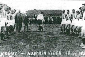 Snímek připomíná zahájení utkání mezi SK Rájec (v pruhovaných dresech) a Austrií Vídeň z 10. června 1935.