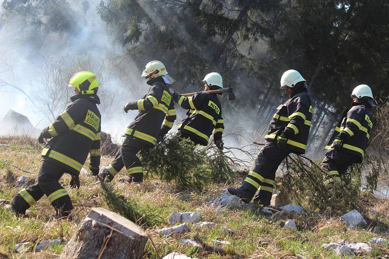 V Suchém Žlebu u obce Vilémovice na Blanensku hořela mýtina v prudkém srázu. Nedaleká rezervace Vývěry Punkvy byla v ohrožení. Požár lesa hasil i vrtulník.