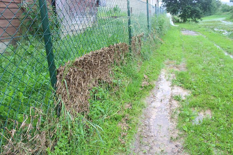 Strach mají lidé z Velké Roudky na Blanensku, kde v pondělí ráno po dvou týdnech znovu udeřila po přívalovém lijáku blesková povodeň. Ta byla menší než blesková povodeň 13. června, přesto voda z polí opět zaplavila sklepy, dvory a zahrady.