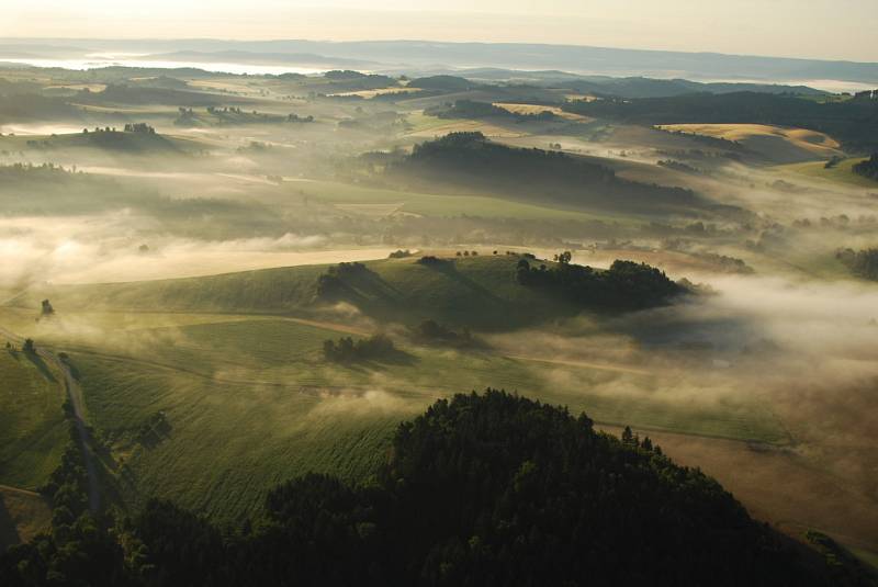 Olešnický farář Pavel Lazárek létá na paraglidingovém křídle a fotografuje krajinu.