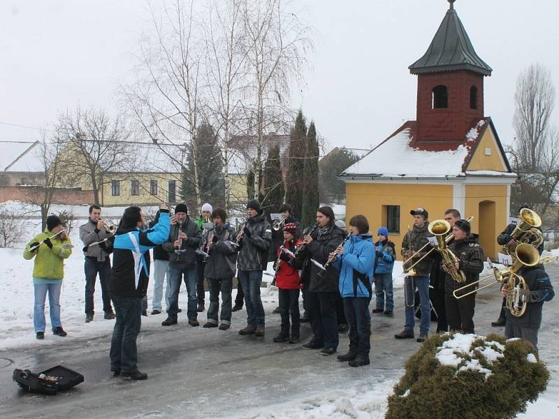 Dechový orchestr Malohanácká muzika vyrazil na tradiční předvánoční koncertní šňůru. V deseti vesnicích a městech na Velkoopatovicku a Jevíčsku hrál koledy.