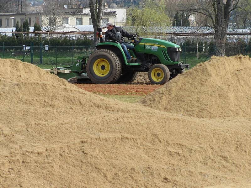 Baseballový stadion Olympie Blansko bude mít nový povrch centrálního hřiště. Padne na něj pět set tun písku a čtyřicet tun antuky. Oprava má stát milion korun.