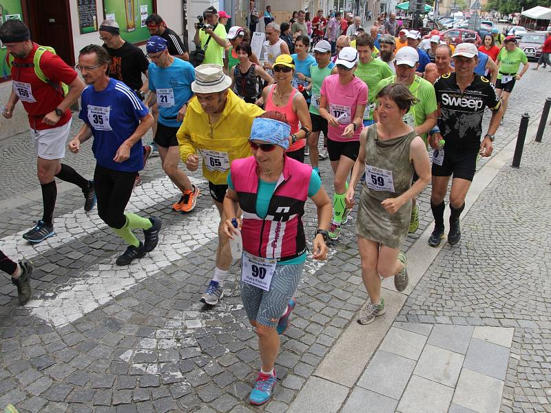 Běžci vpři Blanenské a Boskovické etapě Moravského ultramaratonu.