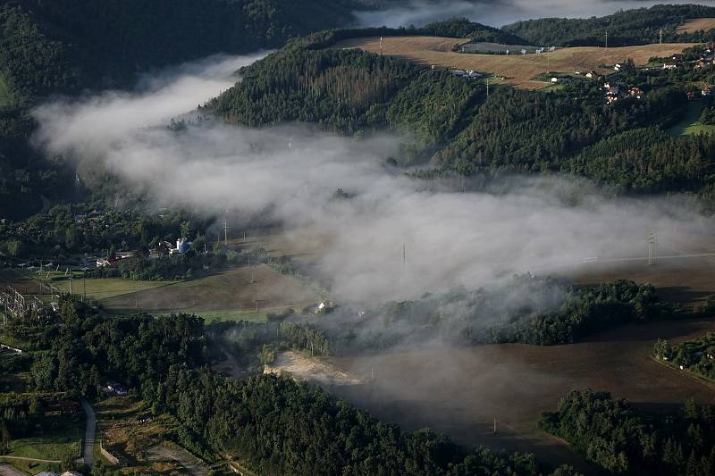 Dobré ráno Blanensko! Paraglidista Petr Buchta nafotil krajinu z ptačí perspektivy.