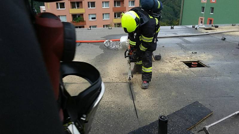 Adamovskou bytovku u ulici Ronovská zahalil v pondělí odpoledne kouř. Hasiči vyhlásili druhý stupeň poplachu.