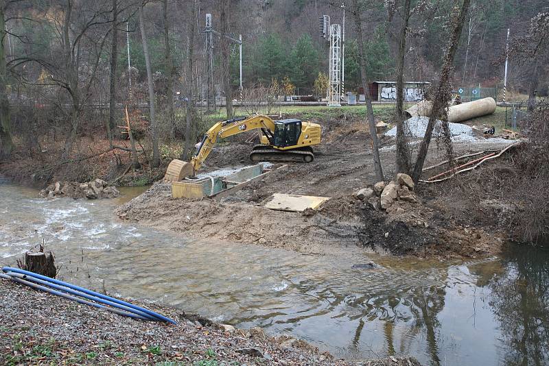 Břehy řeky Svitavy na výjezdu z Blanska ve směru na Brno obsadila těžká technika. Dělníci se tam pustili do rekonstrukce čerpací stanice Kamenolom.