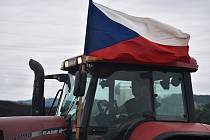 Vlajky a transparenty. Zemědělci z Blanenska protestovali ve čtvrtek dopoledne pomalou jízdou v koloně na silnici I/43. Nelíbí se jim zelená politika Evropské unie a nová pravidla. Upozorňují také na likvidační zdražení energií.