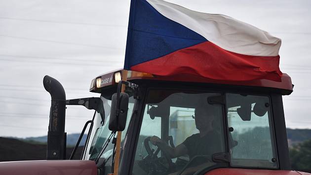 Vlajky a transparenty. Zemědělci z Blanenska protestovali pomalou jízdou v koloně na silnici I/43 také před dvěma lety.