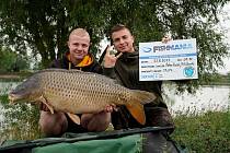 Petr Papoušek z Boskovic se specializuje na lov trofejních kaprů. Letos se mu podařil výstavní kus. Na Slovensku ulovil rybu o hmotnosti přes 22 kilogramů a kolem metru délka.