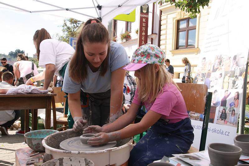 V Kunštátě se konal dvoudenní Hrnčířský jarmark. S pořadovým číslem dvacet sedm. Dorazily tisíce turistů.