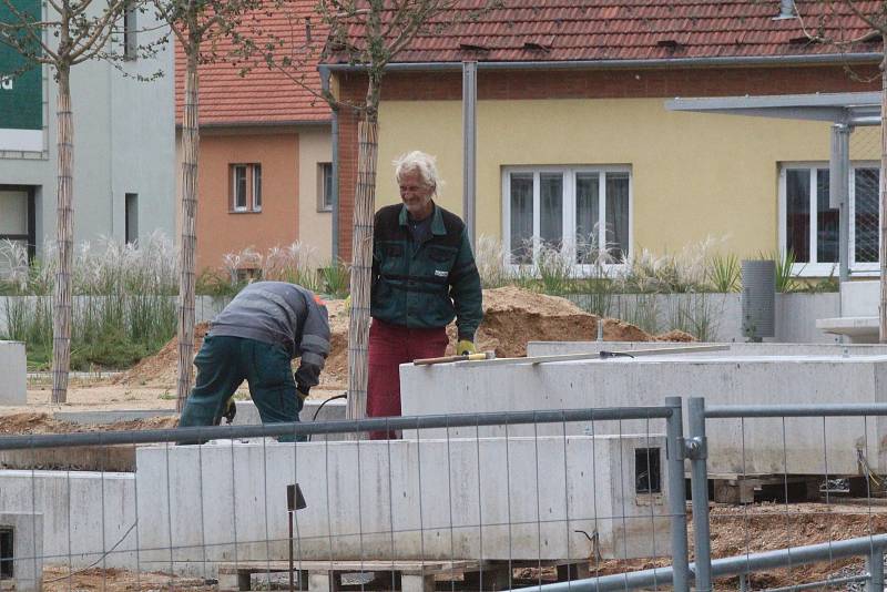 Dělníci musí do konce září dokončit stavbu klidové zóny na místě po zbouraném hotelu Dukla v Blansku.