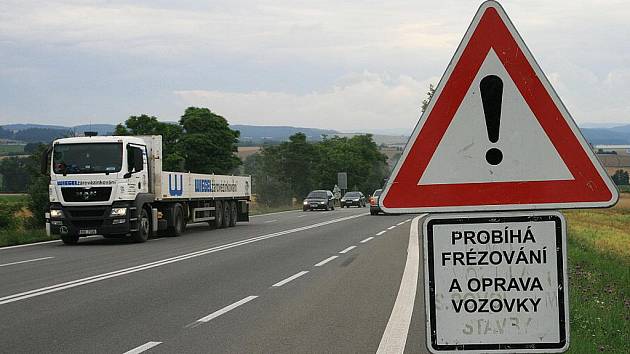 Silnice I43 Brno-Svitavy poblíž obce Krhov při opravách povrchu vozovky.