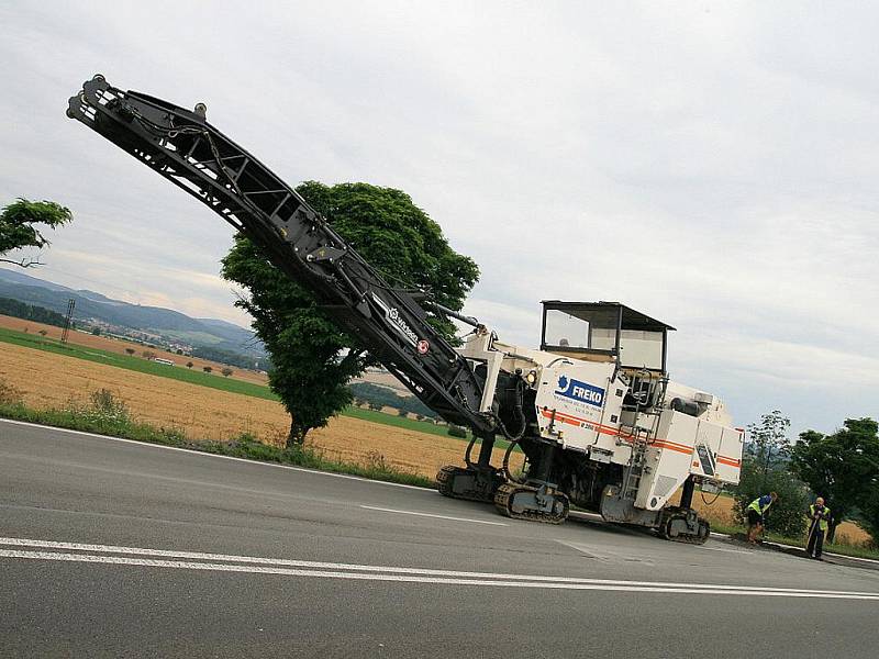 Silnice I43 Brno-Svitavy poblíž obce Krhov brzdí oprava povrchu vozovky.