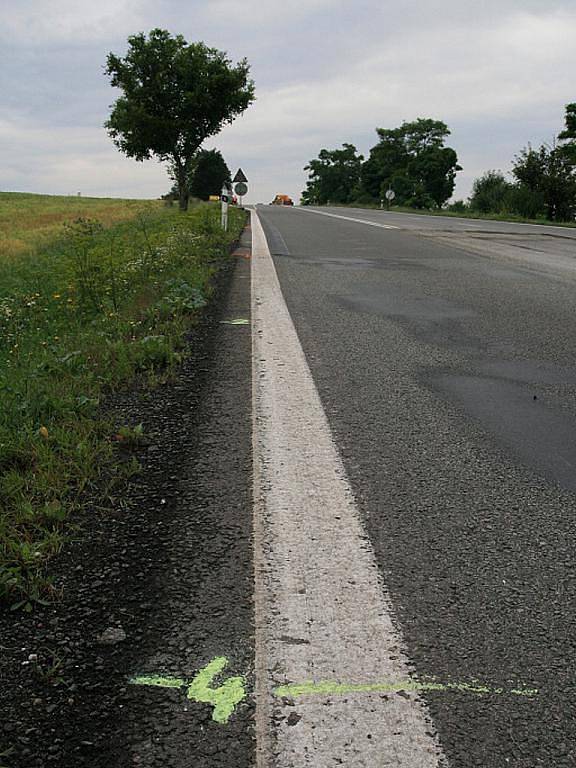 Silnice I43 Brno-Svitavy poblíž obce Krhov brzdí oprava povrchu vozovky.