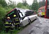 U Dolního Smržova sjel autobus do příkopu: hasiči evakuovali 14 cestujících