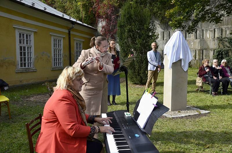 Třicet let. Téměř polovinu života spojil akademický sochař Karel Otáhal s Velkými Opatovicemi na Blanensku. Zde před půl stoletím také zemřel. Místní mu u příjezdovém cesty v parku poblíž tamního zámku nedávno odhalili pomník.