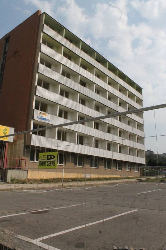 Hotel Dukla v Blansku oplotili. Přípravy na demolici vrcholí.