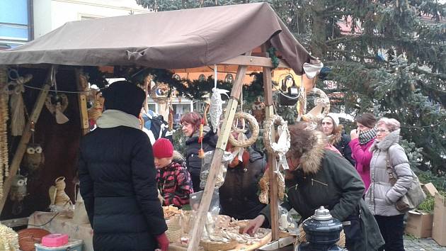 V pátek na jarmarku byly Vánoce na boskovickém náměstí už cítit ze všech stran. Lidé se těšili z příjemné atmosféry, ze vzájemných setkání i bohatého doprovodného programu. Vybrat si mohl každý, od dětí po nejstarší generaci.