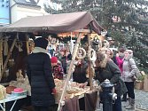 V pátek na jarmarku byly Vánoce na boskovickém náměstí už cítit ze všech stran. Lidé se těšili z příjemné atmosféry, ze vzájemných setkání i bohatého doprovodného programu. Vybrat si mohl každý, od dětí po nejstarší generaci.