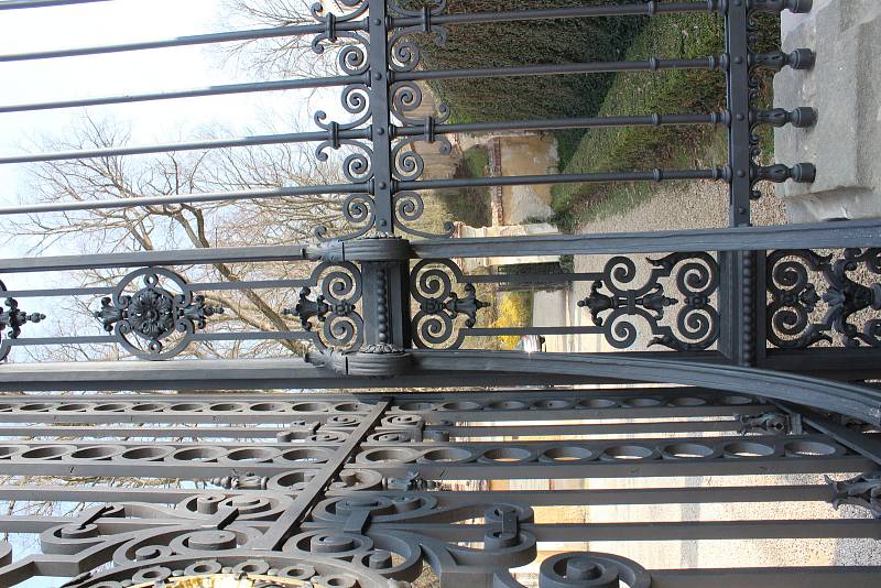 Restaurovaná brána zámku v Rájci nad Svitavou