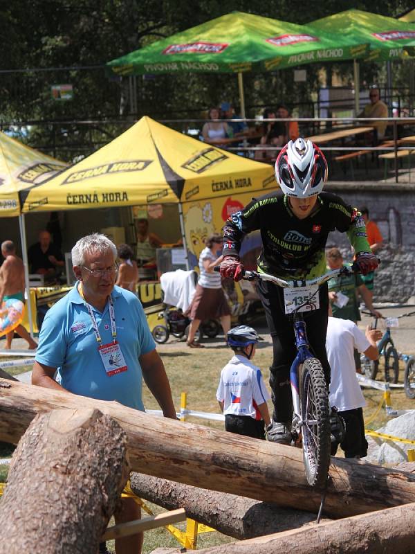 První den mistrovství světa v biketrialu bojovali v lesích nad blanenskou přehradou Palava o medaile jezdci do patnácti let a dívky.