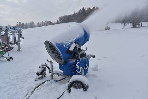 Sněžná kanonáda v Olešnici! Na Blanensku finišují přípravy na lyžařskou sezonu.