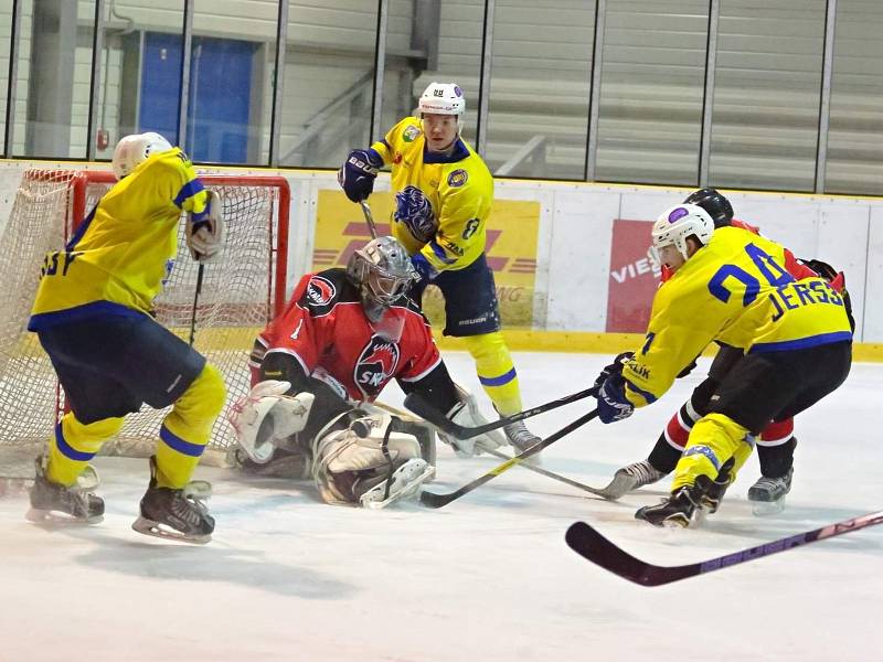 V krajské hokejové lize porazila Minerva Boskovice (v červených dresech) břeclavské Lvi 5:1.