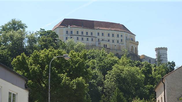 Areál zámku Letovice je na prodej.
