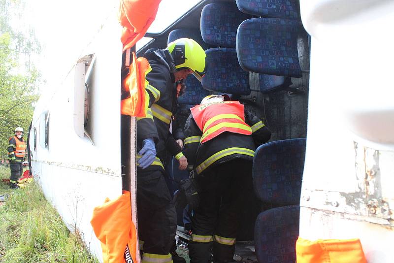 Nehoda autobusu a osobního auta. Dva mrtví. Hasiči společně se záchranáři a policií cvičili taktiku při takovém zásahu.