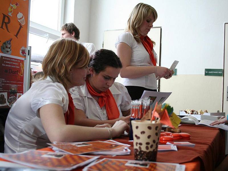 Na střední škole v Boskovicích uspořádali pro studenty i veřejnost tradiční veletrh fiktivních firem.