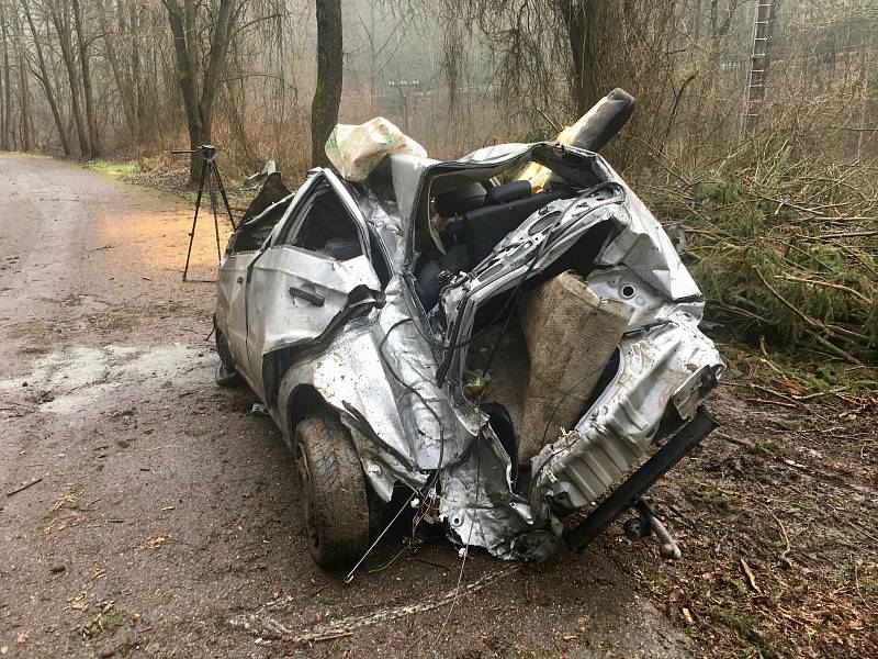 Dopravní nehoda u vodní nádrže Letovice. Auto se zřítilo ze srázu, řidič zemřel.