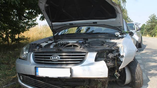Dopravní nehoda osobního auta Kia s přívěsným vozíkem zablokovala ve středu na hodinu a půl tah z Blanska na Brno. Došlo k ní před devátou ráno poblíž autobusové zastávky ve Svinošicích.