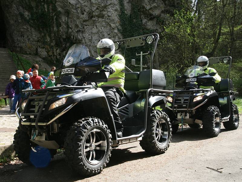 Policisté na Blanensku kromě terénních aut do terénu posílají i silnou čtyřkolku.