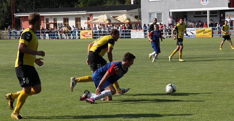 Fotbalisté Blanska porazili v úvodním zápase Rosice (ve žlutém) 3:1.