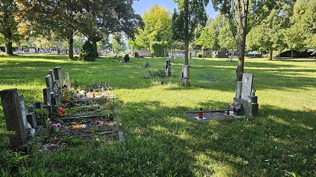 Staré hroby dětí v Boskovicích nahradí pietní místo. Podobu navrhnou studenti z akademie. Se souhlasem města Boskovice