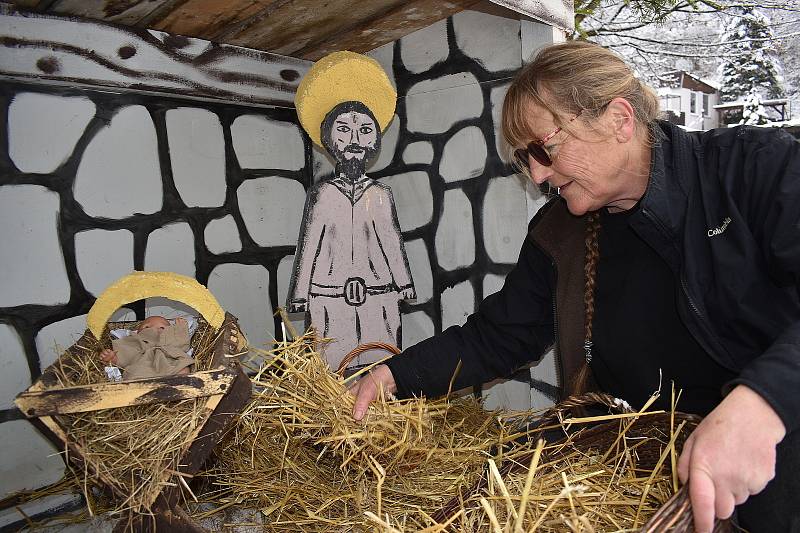 V osadě Josefov nedaleko Býčí skály v Moravském krasu zdobili místní v sobotu vánoční strom. K němu dali i betlém s Ježíškem.