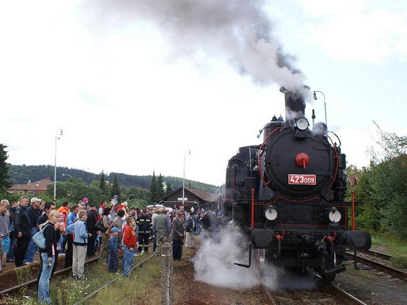 Chornický železniční klub v sobotu uspořádal ke 160. výročí trati Brno – Česká Třebová a 120 rokům Moravské západní dráhy jízdu zvláštního vlaku. V historické soupravě vedené parní lokomotivou 423.009 z roku 1922 byl zařazen i bufetový vůz